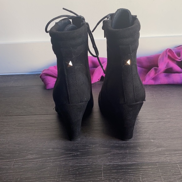 Brand new!   Never worn suede wedge bootie - Picture 4 of 8
